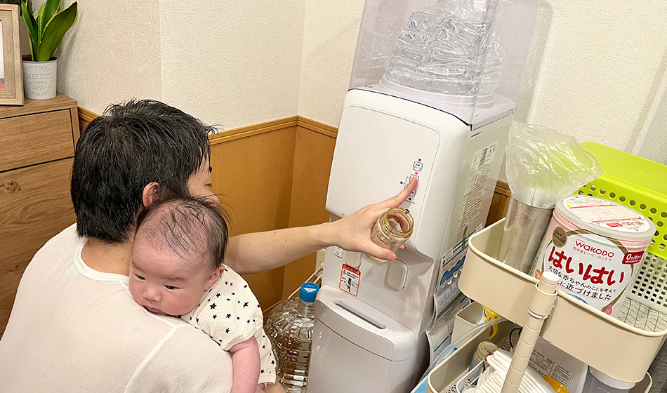 赤ちゃんを抱っこしたまま片手でミルクが作れます！