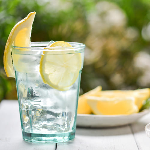 朝のレモン水は嬉しい効果がたくさん おすすめの作り方を紹介 簡単 安心 安全な富士山麓の天然水を使用したウォーターサーバー 宅配水 ウォーターサーバーのうるのん 公式